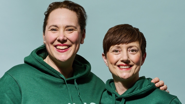 Wild&Water: "Trinkt mehr Leitungswasser" - Die Wild&Water-Gründerinnen Christina Schwörbel (l.) und Madlen Baetzgen (r.) - Quelle: Antonios Mitsopoulos
